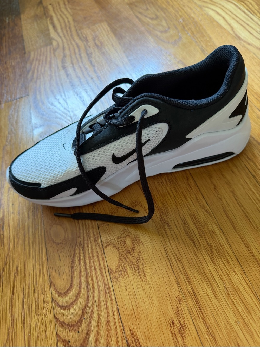 Nike women’s Black and White Athletic Trainers size 8 - Picture 2 of 3